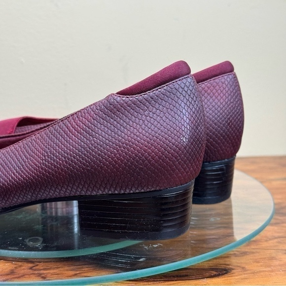Trotters Melinda Slip-On in Burgundy Snake size 6 - Picture 11 of 16